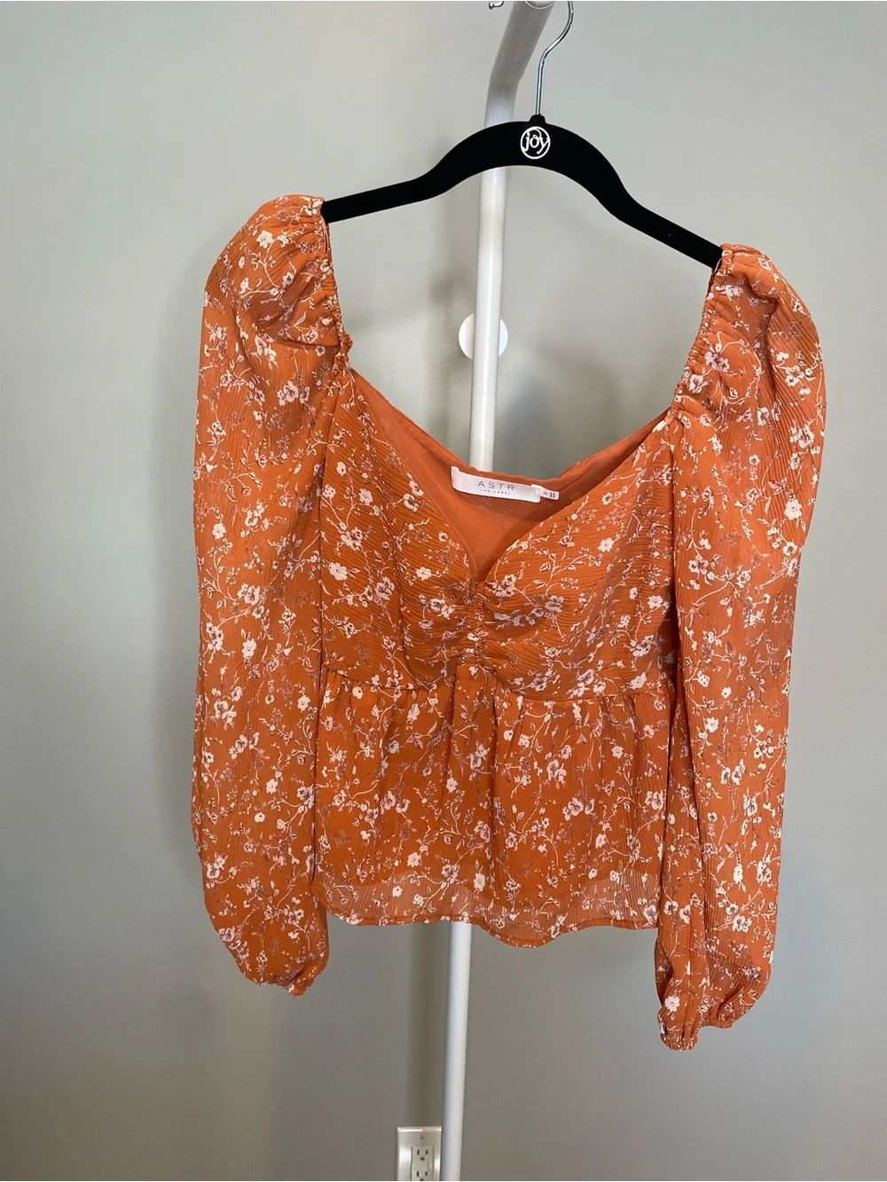 Astr The Label Orange Floral Peplum Puff-Sleeve Blouse - Small